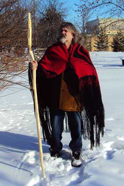 Carver, Peter Paylor wearing a handloomed Wolf dance shawl, front view